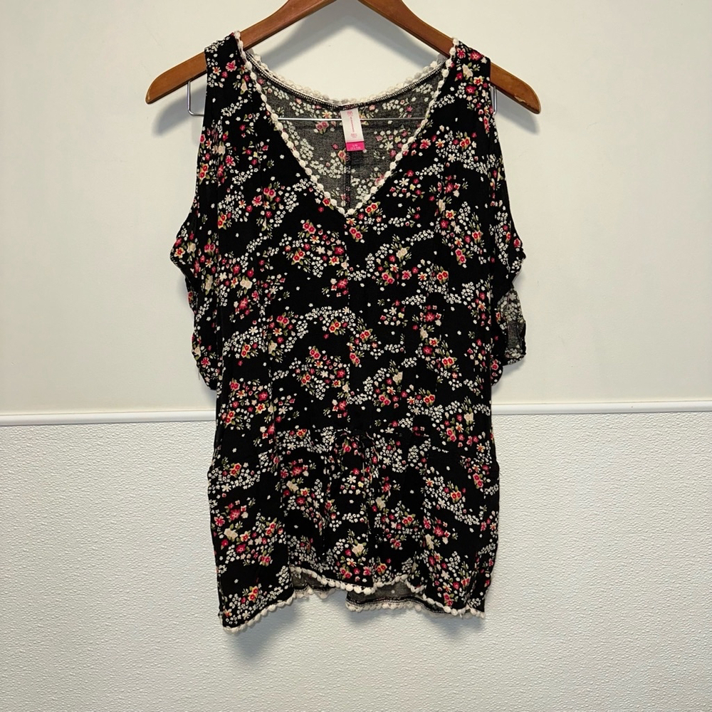 Women's No Boundaries Blouse, L/G, Black Floral Cold Shoulder Short Sleeve